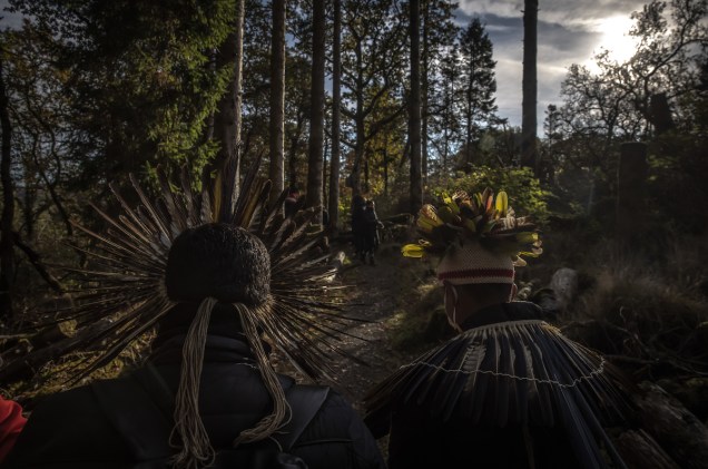 Indígenas brasileiros na comunidade florestal de Kilfinan, na Escócia, localizada na região de Argyll & Buke