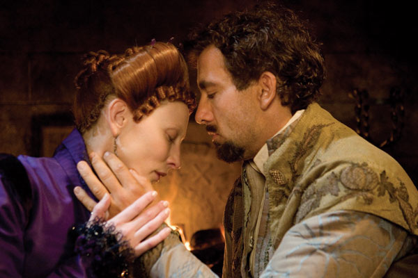 Elizabeth I (Cate Blanchett) vive amor secreto com Sir Walter Raleigh (Clive Owen)
