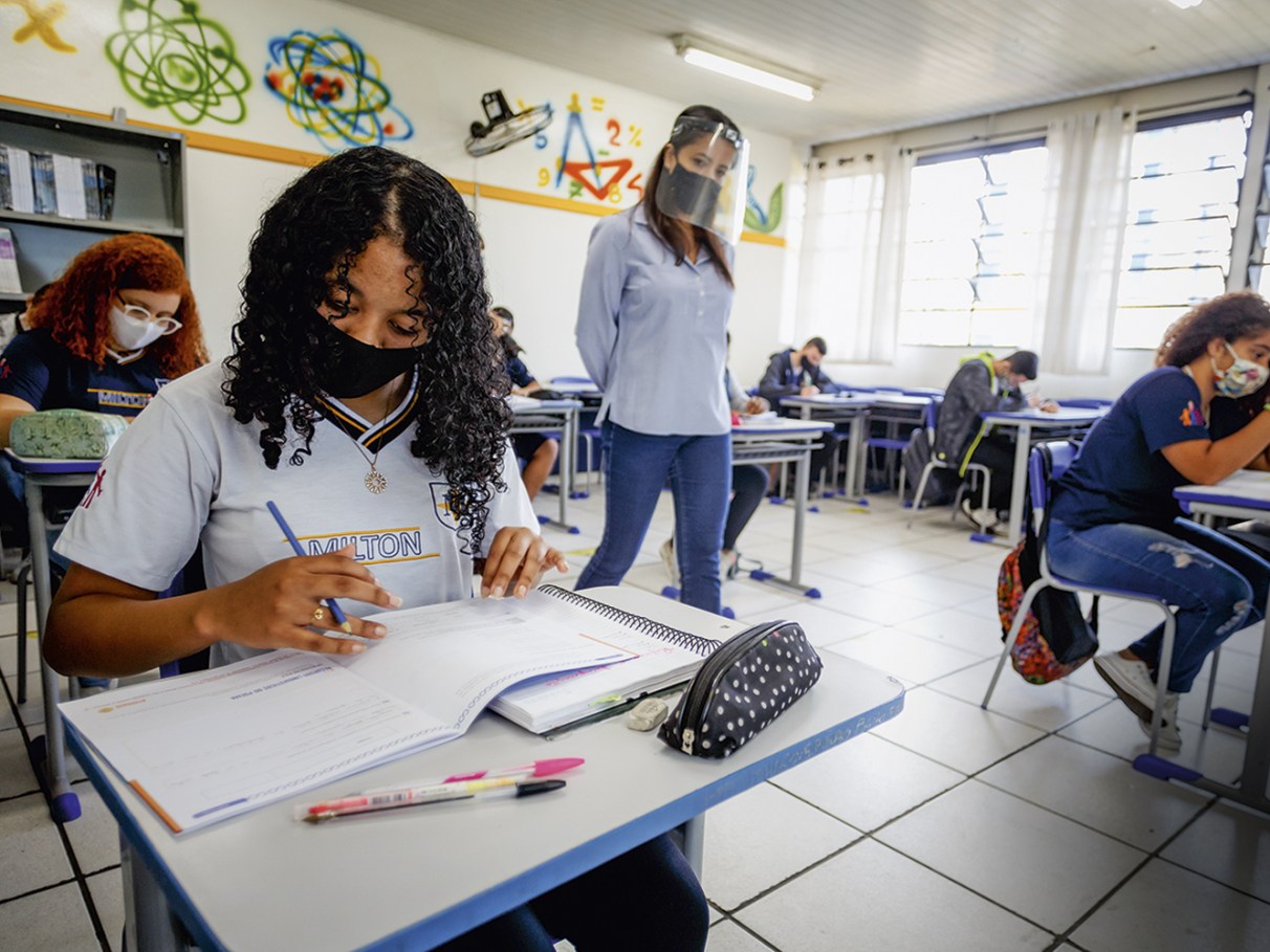 Lousa digital para educação online. de volta à escola do conceito