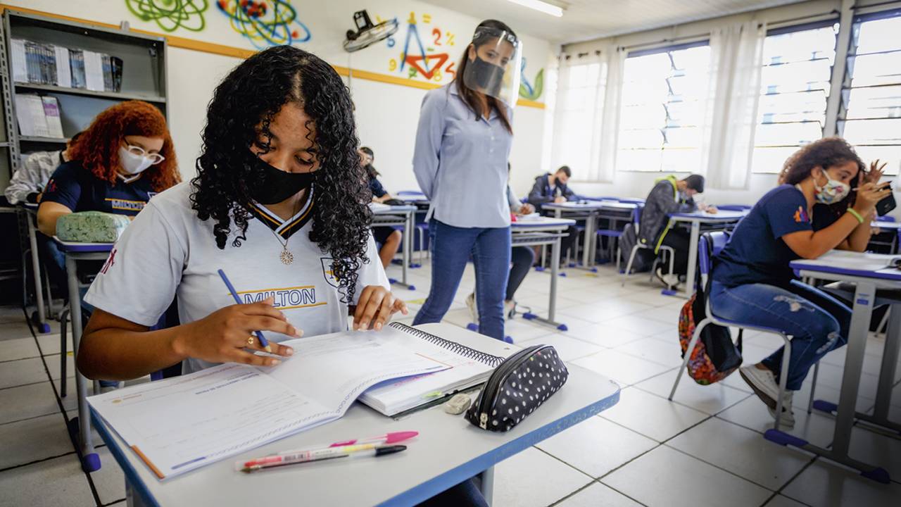 VIDA NOVA - Turma em aula: travessia diferente para a universidade -