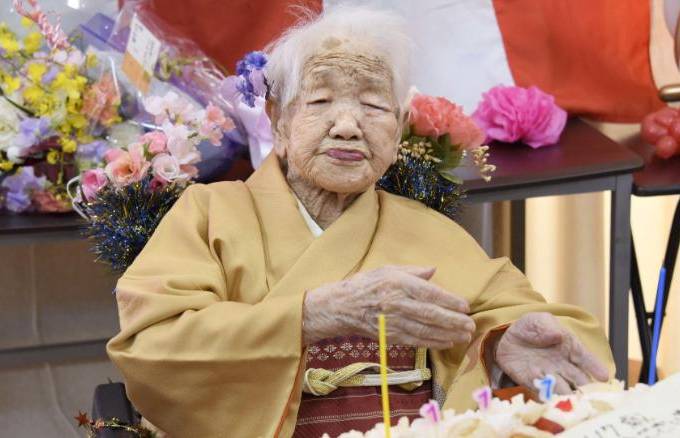 A japonesa Kane Tanaka comemora seus 119 anos em aniversário realizado no domingo (2)