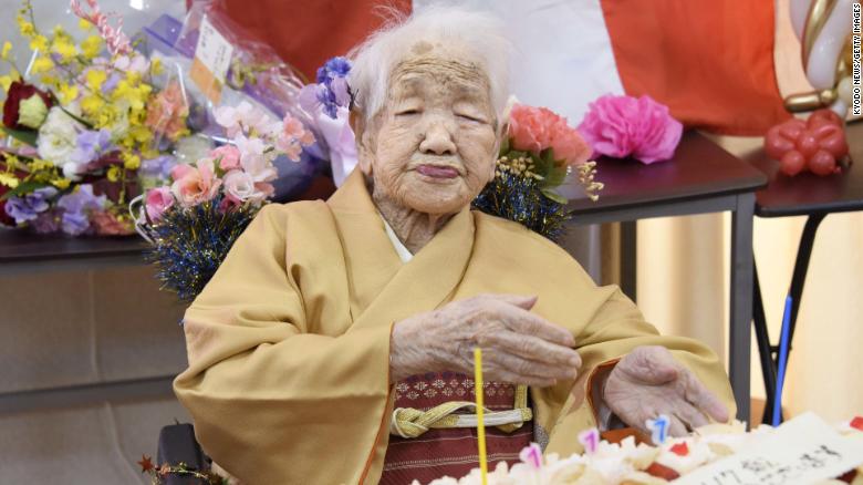 A japonesa Kane Tanaka comemora seus 119 anos em aniversário realizado no domingo (2)