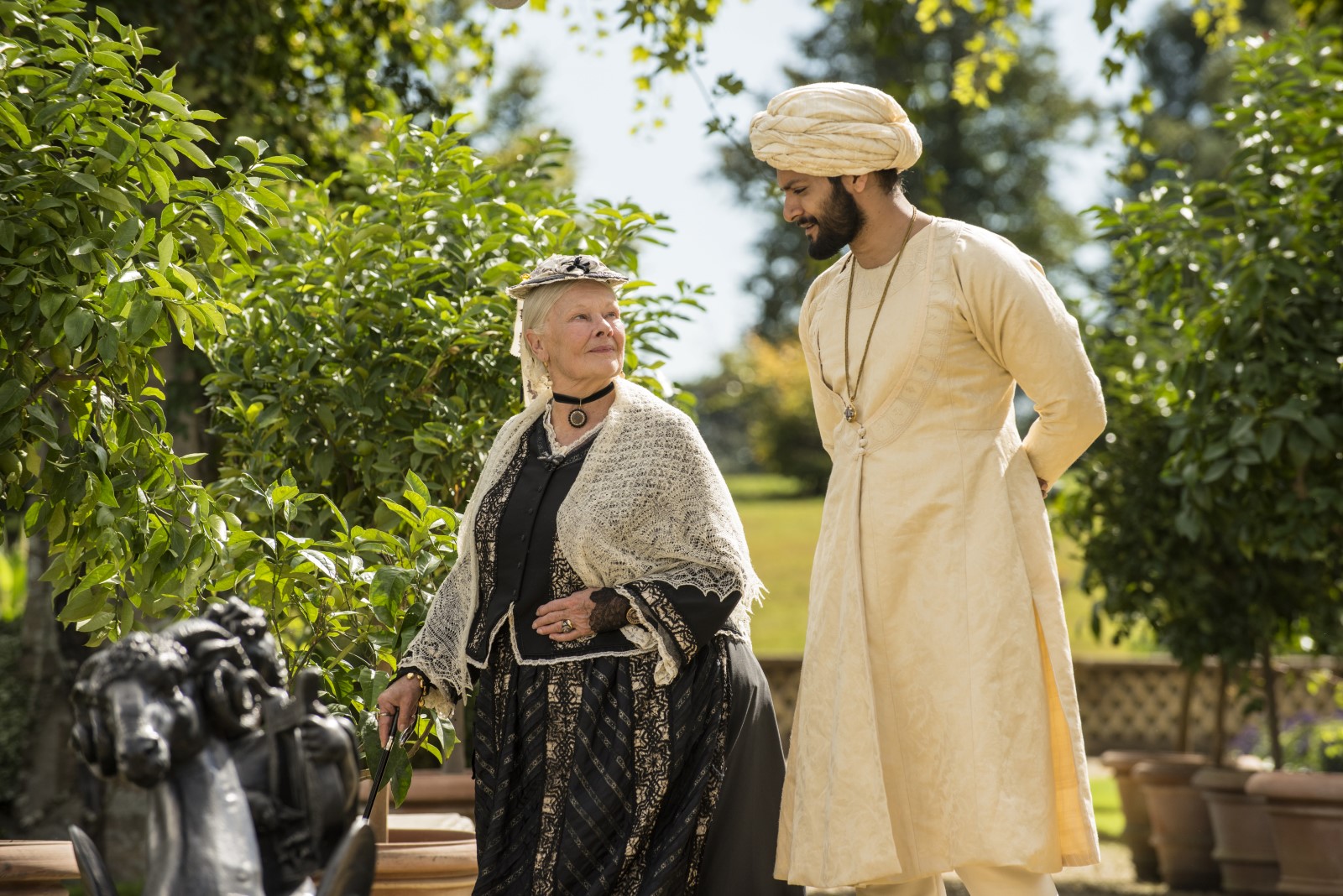 Judi Dench e Ali Fazal interpretam a rainha Victoria e o jovem Abdul