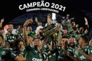 96741929_FILES-This-file-photo-taken-on-November-28-2021-shows-Palmeiras-players-celebrating-wit