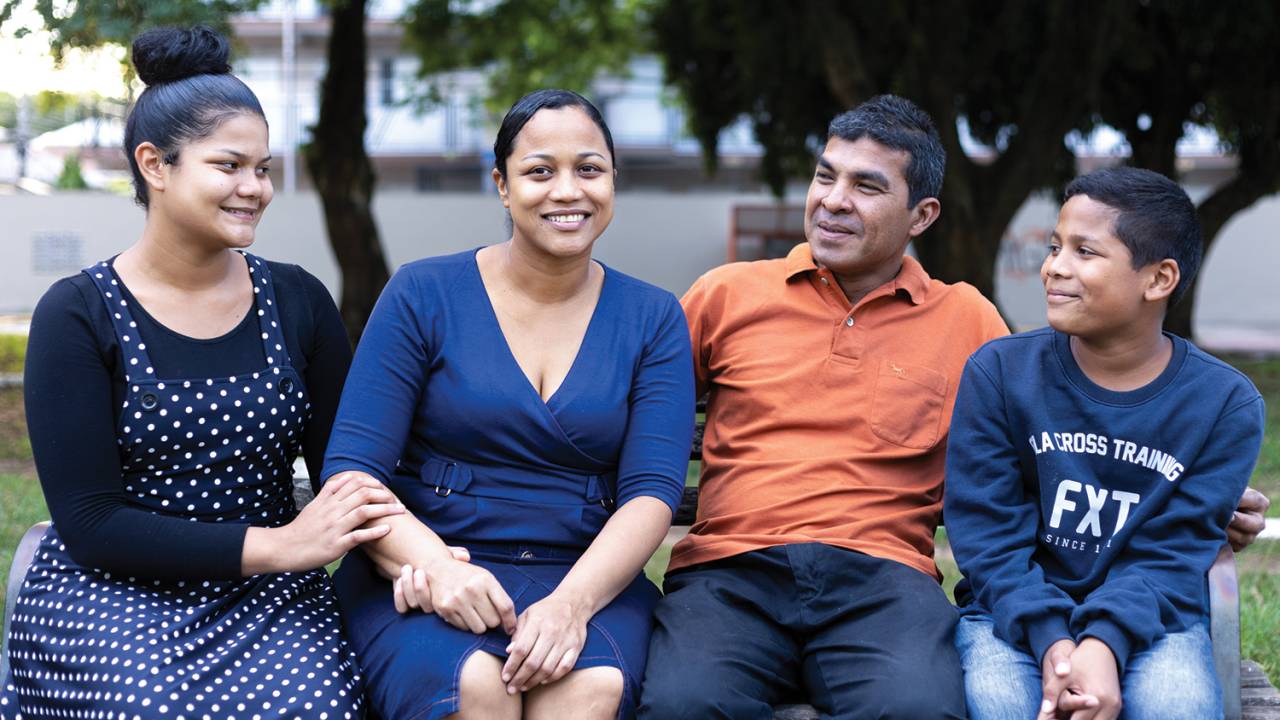 TODOS JUNTOS - A enfermeira Reynnis Amaya Ugas (a segunda a partir da esq.): com familiares, ela recomeçou a vida em Canoas -