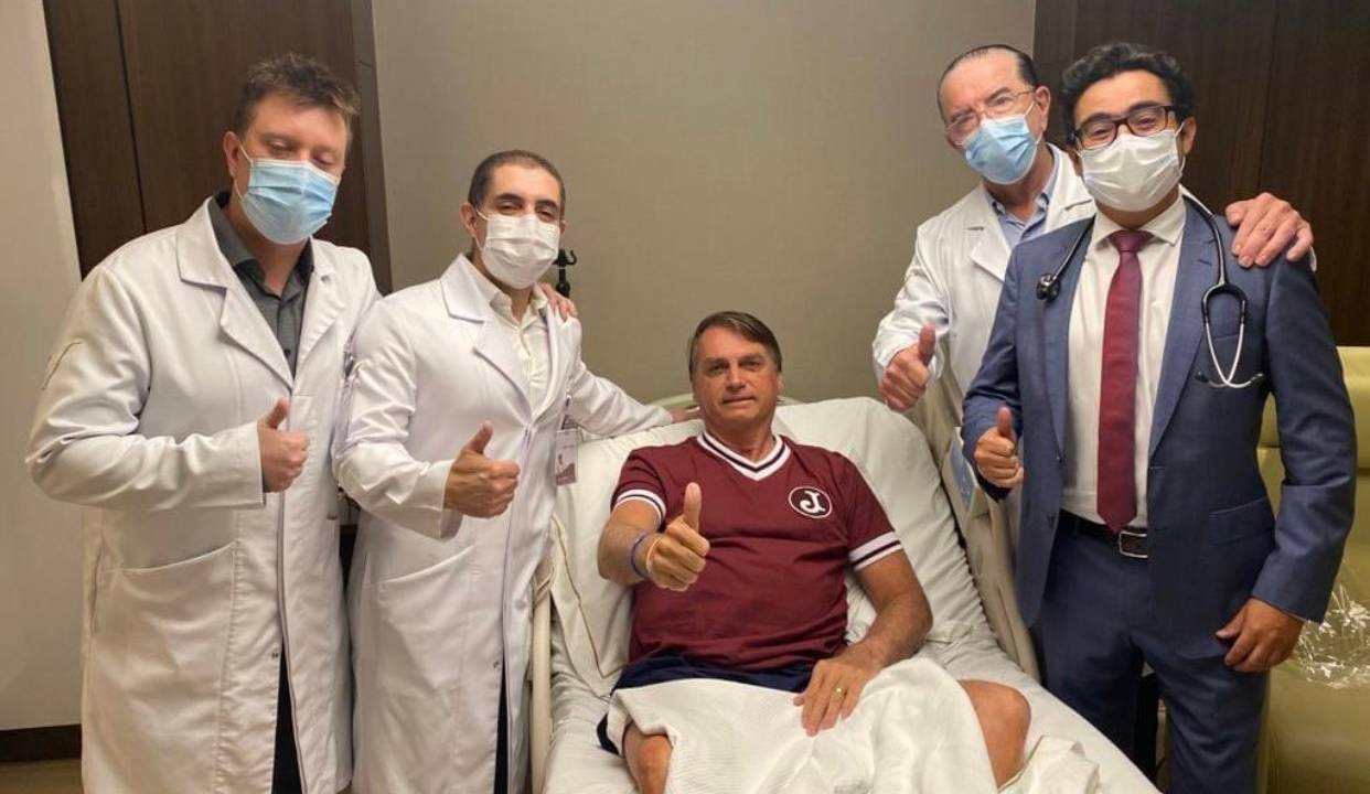 O presidente Jair Bolsonaro, ao lado de médicos no Hospital Vila Nova Star, em São Paulo