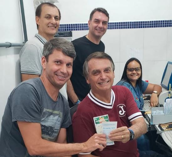O presidente Jair Bolsonaro faz uma aposta na Mega-Sena em Edlorado (SP)
