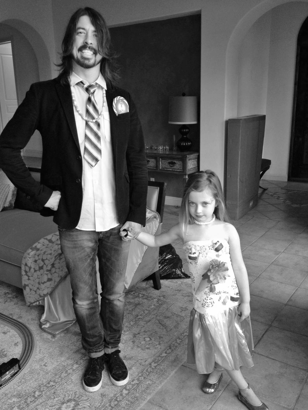 Foto de Davi Grohl e sua filha presente na autobiografia 'O Contador de Histórias'.