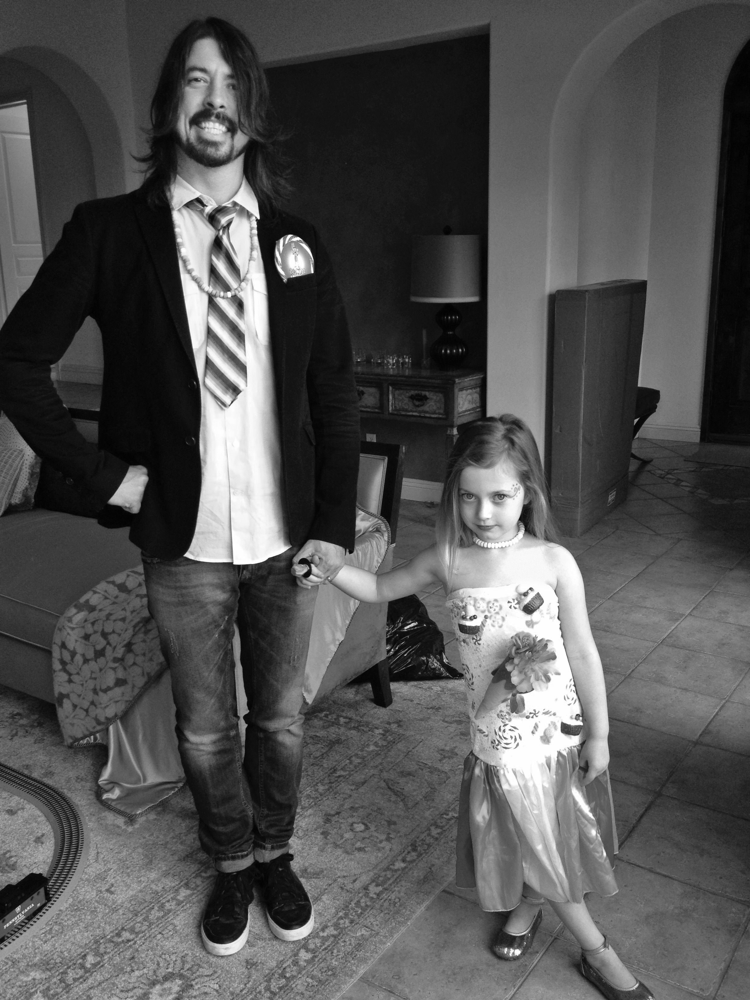 Foto de Davi Grohl e sua filha presente na autobiografia 'O Contador de Histórias'.