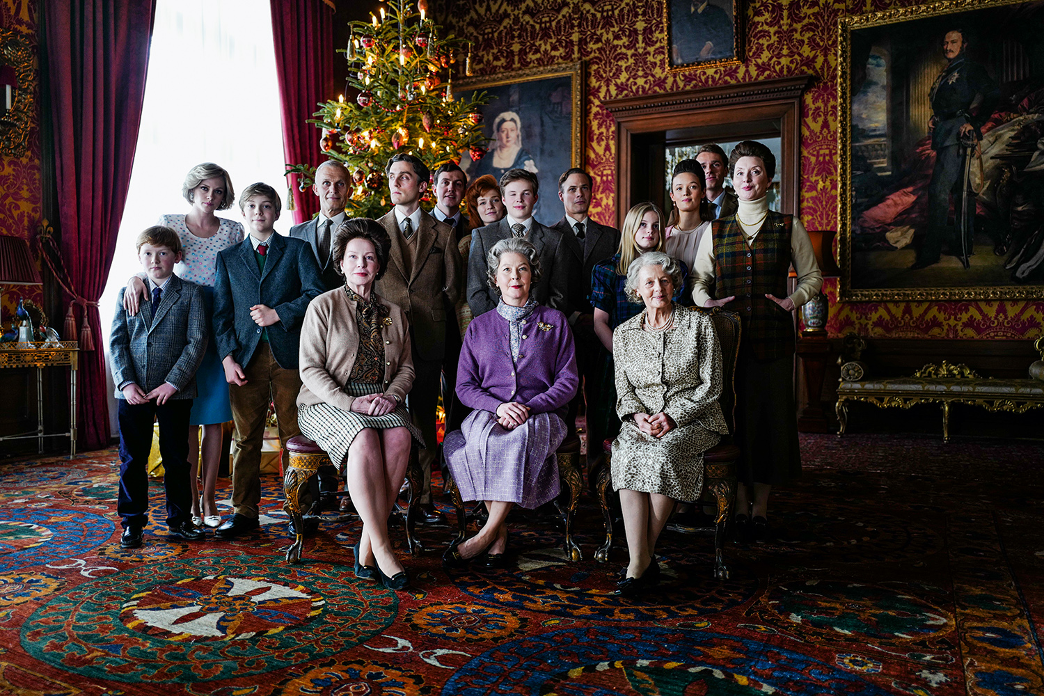 QUASE INVISÍVEL - Diana é relegada ao canto esquerdo da tradicional foto natalina de família: um retrato da hostilidade -