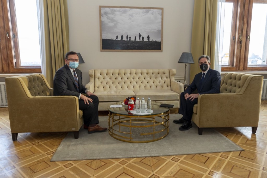 Antony Blinken em reunião com o ministro das Relações Exteriores da Ucrânia em Kiev
