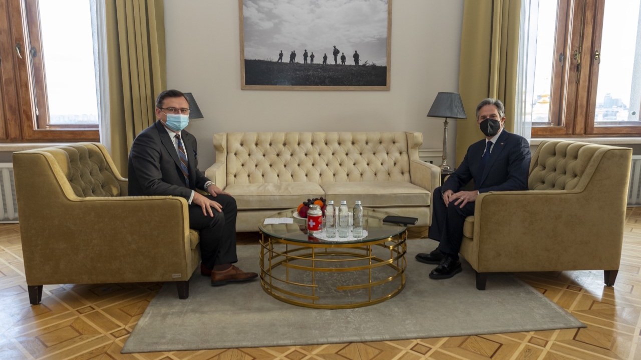 Antony Blinken em reunião com o ministro das Relações Exteriores da Ucrânia em Kiev