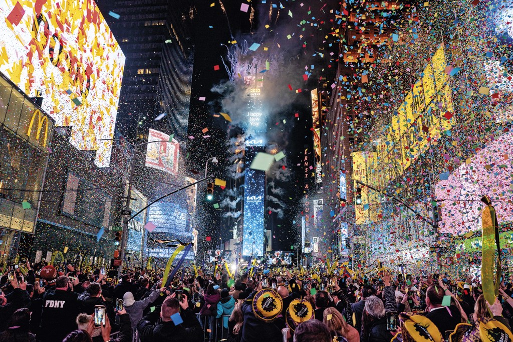 NOVA YORK, 2022 - Festa na praça: mesmo com avanço da ômicron, a Times Square ficou lotada na noite de réveillon -