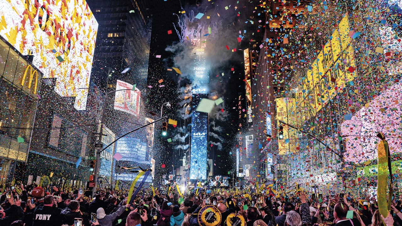 NOVA YORK, 2022 - Festa na praça: mesmo com avanço da ômicron, a Times Square ficou lotada na noite de réveillon -