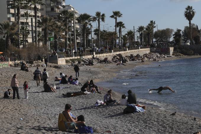 Tempo ameno leva gregos à Praia de Palio Faliro, em Atenas