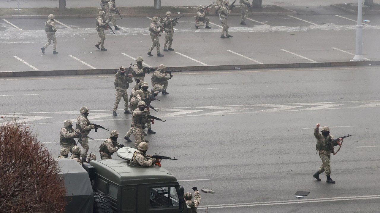 Forças militares do Cazaquistão cercam manifestantes em Almaty, uma das principais cidades do país, na última quinta-feira (6)