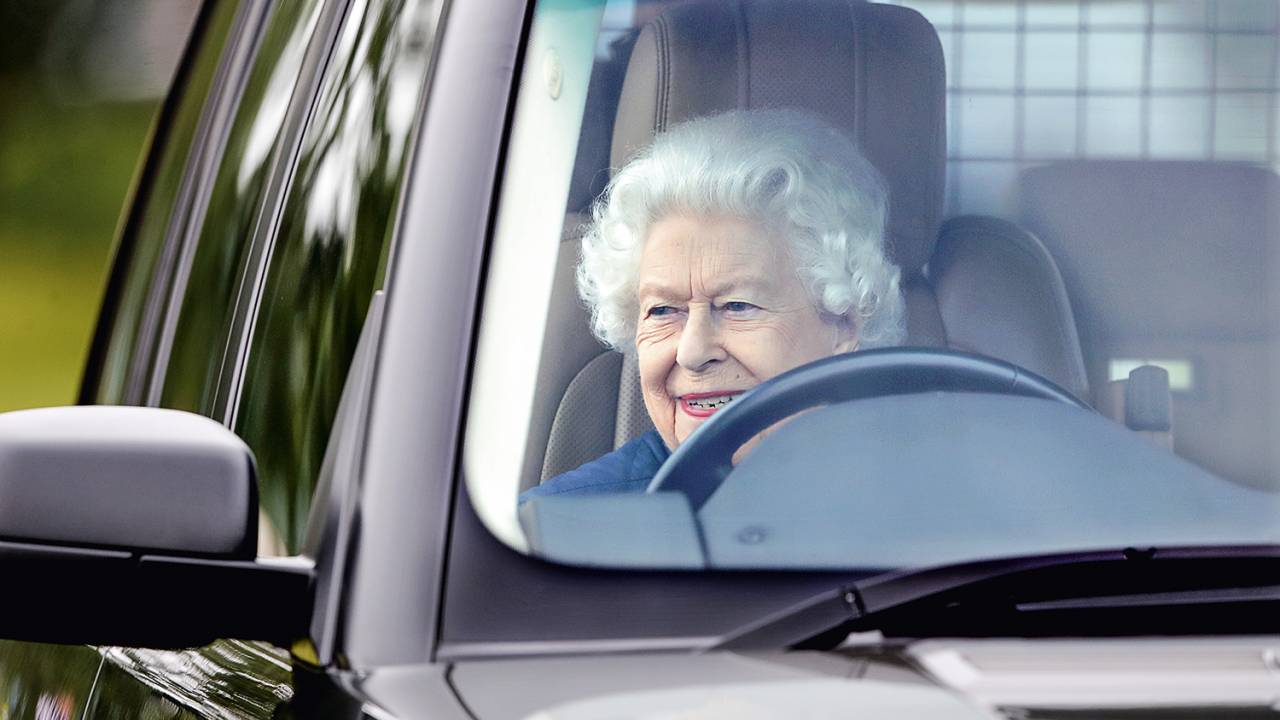 NA ATIVA - A rainha firme e forte: ao volante de seu Jaguar, aos 95 anos, a monarca com mais tempo no trono britânico -