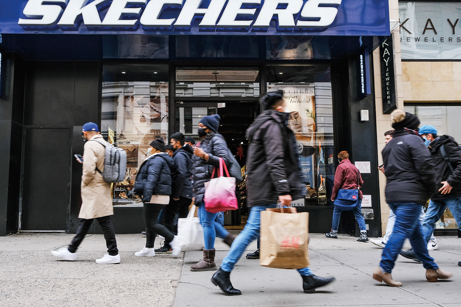 EFEITO DA RETOMADA - Consumidores nas ruas em Nova York: a volta à atividade trouxe inflação -