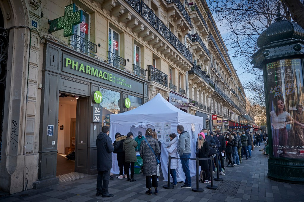 Fila em porta de farmácia de Paris para realizar teste de covid-19 no último no sábado (1º)