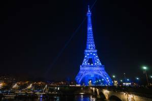 A Torre Eiffel, em Paris, iluminada pelas cores da bandeira da União Europeia no último dia 31