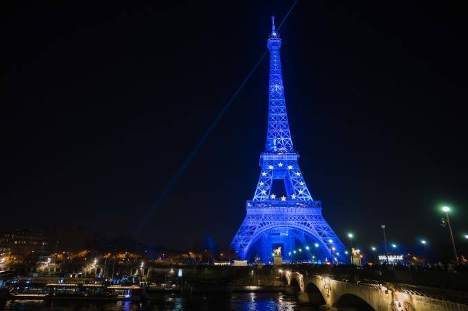 A Torre Eiffel, em Paris, iluminada pelas cores da bandeira da União Europeia no último dia 31