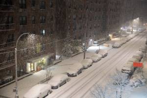 Rua de Nova York é coberta por primeira nevasca do ano nesta sexta-feira (7)