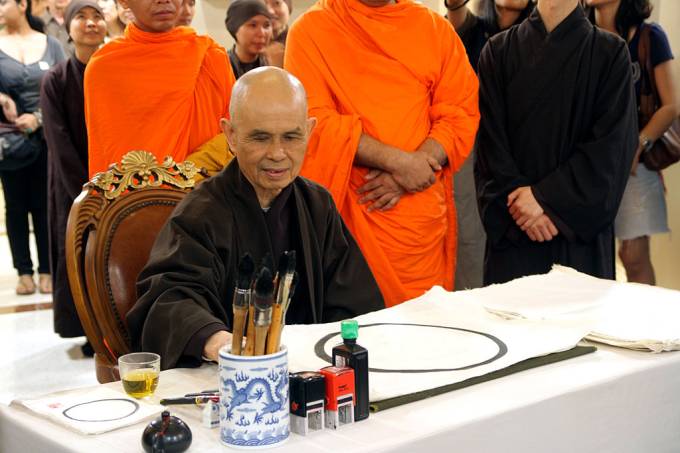 Zen master Thich Nhat Hanh drawing Calligraphic Meditation.