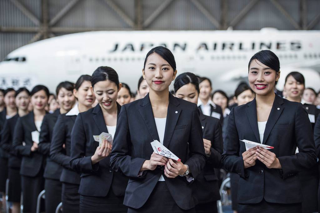 GettyImages-518491748.jpg NO AR - Japan Airlines: sai “Ladies and gentlemen”, entra “Welcome, everyone” -