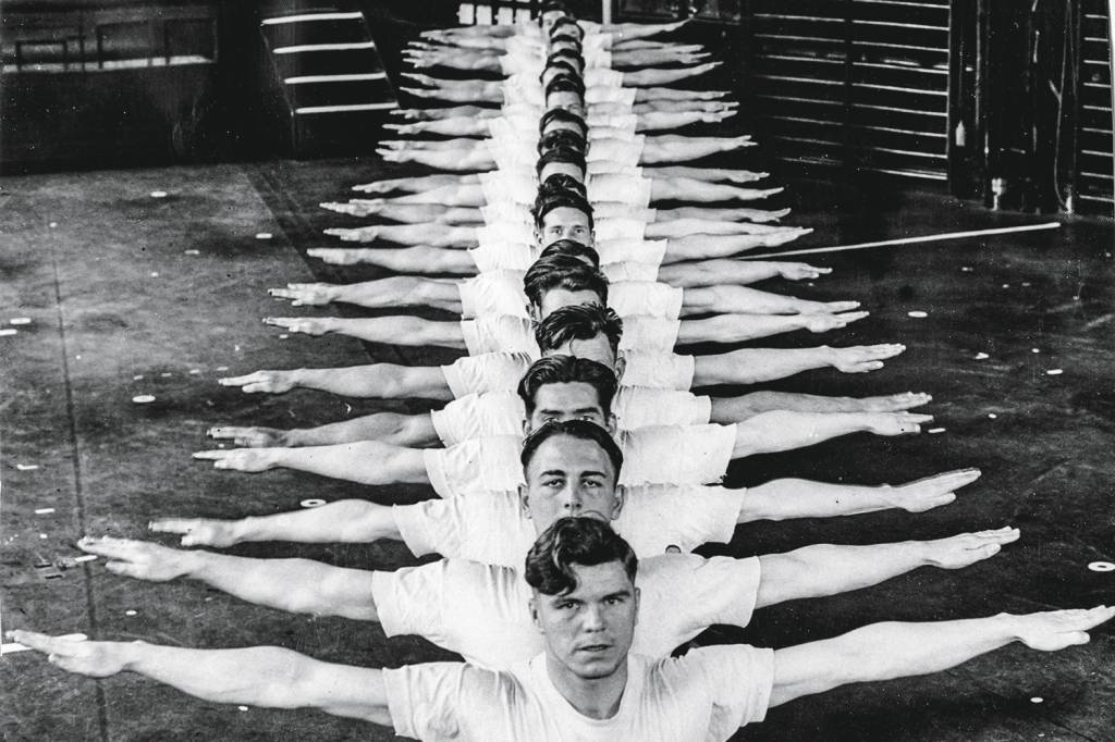 GettyImages-82091199.jpg CUIDADOS - Ginástica laboral na Inglaterra em 1930: preocupação antiga -