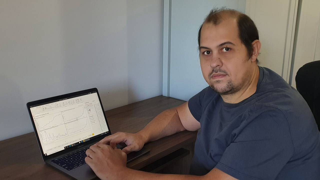 O analista de dados Isaac Schrarstzhaupt, coordenador na Rede Análise Covid-19