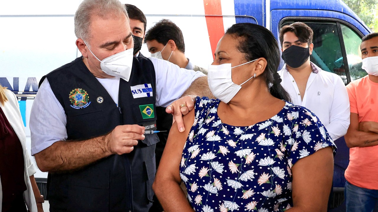 Marcelo Queiroga durante ato de vacinação contra Covid-19 no Hospital Universitário Lauro Wanderley. João Pessoa (PB), em 15 01 2022
