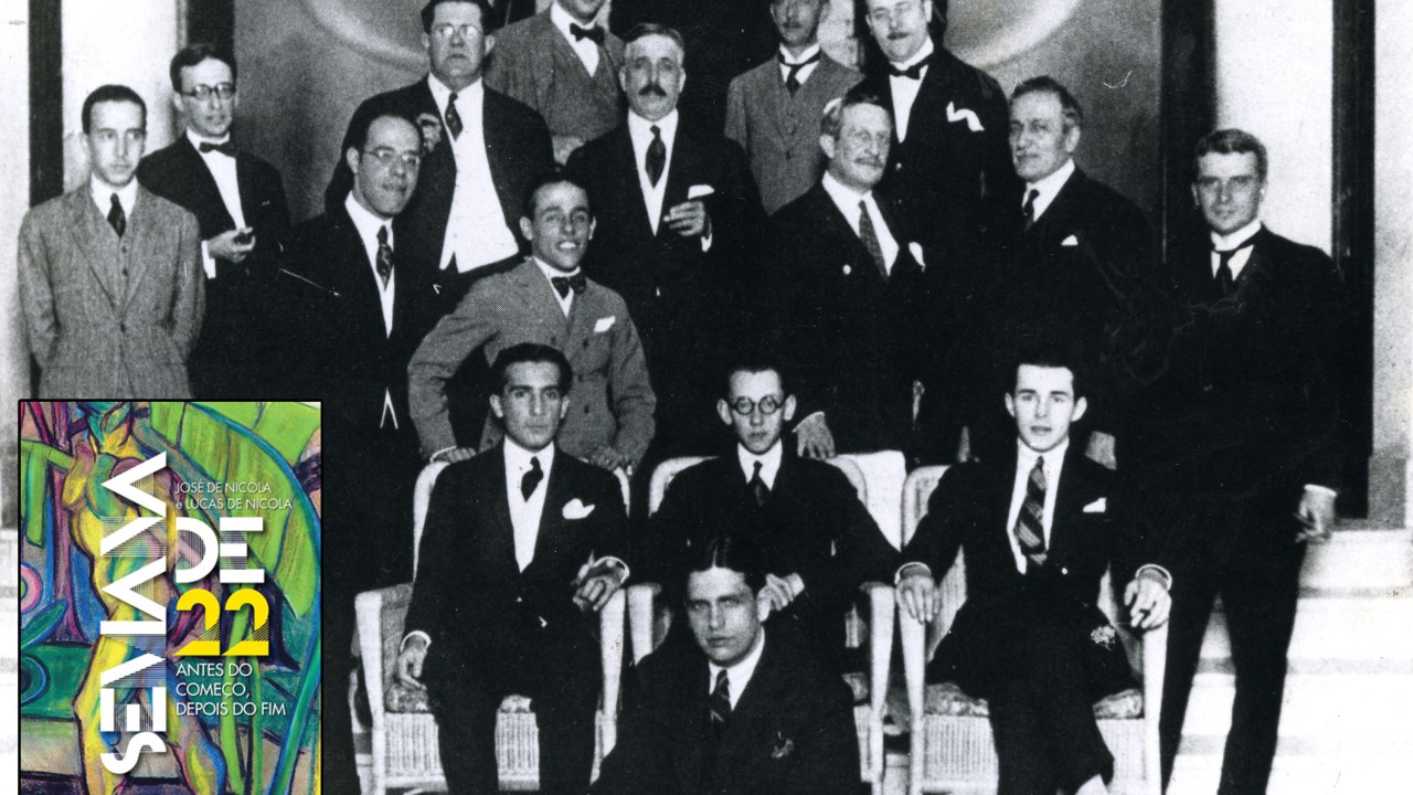 Mário de Andrade, à esquerda, e Oswald de Andrade, sentado, com demais integrantes da Semana de Arte Moderna, na escadaria do Hotel Terminus -