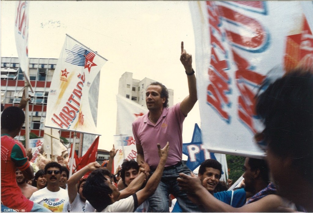 O político Celso Daniel em campanha