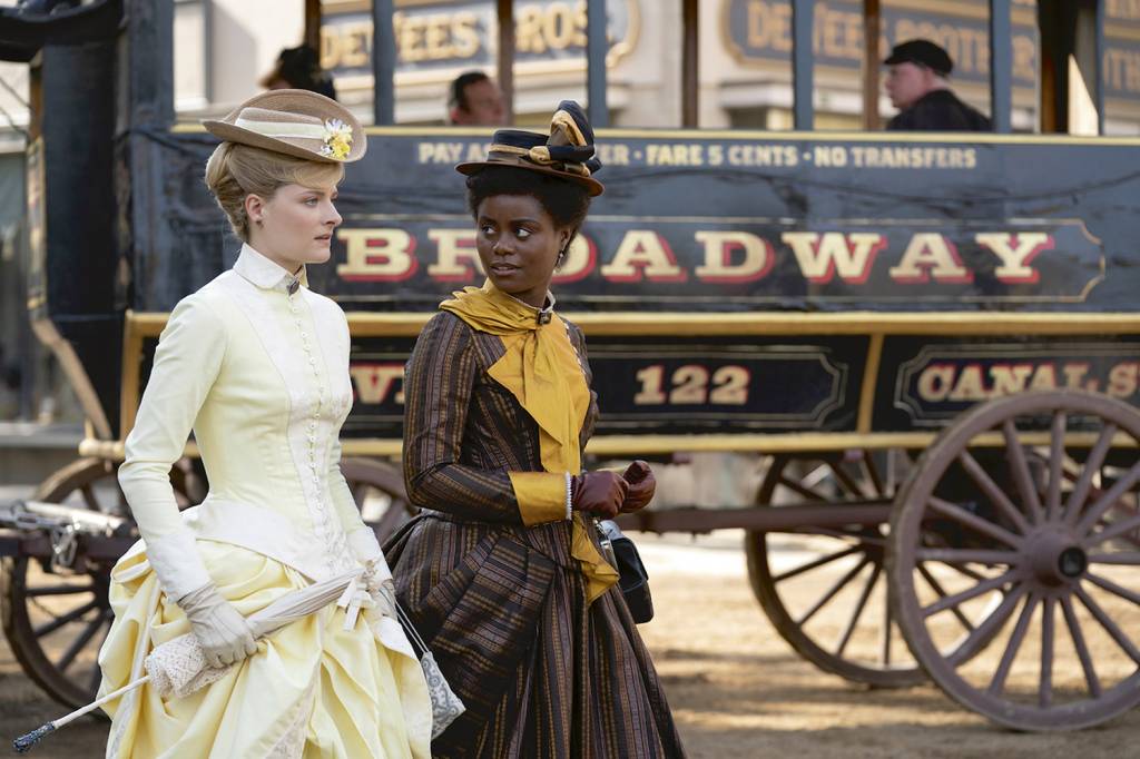 SERIADO-GILDED-AGE-19.jpg LUTA DE CLASSES - Louisa Jacobson e Denée Benton em A Idade Dourada: intrigas e guerra de endinheirados -
