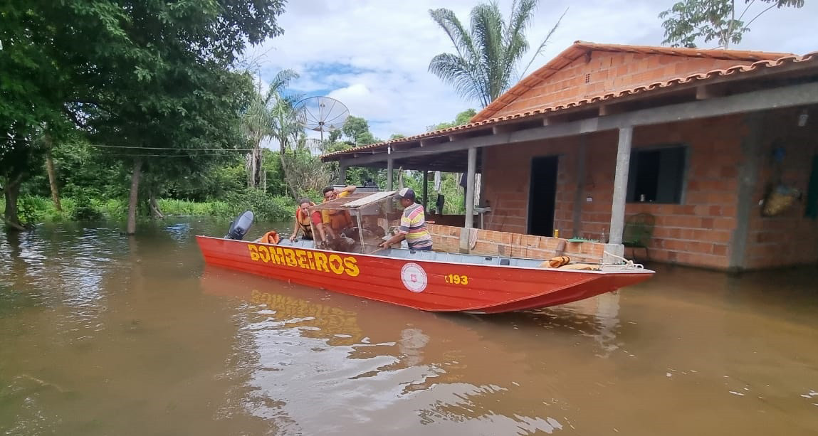 Bombeiros prestam socorro a moradores em região alagada de Tocantins