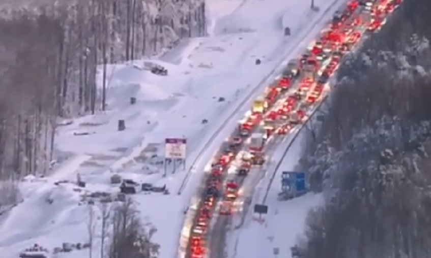 Centenas de motoristas ficam presos durante uma tempestade de inverno