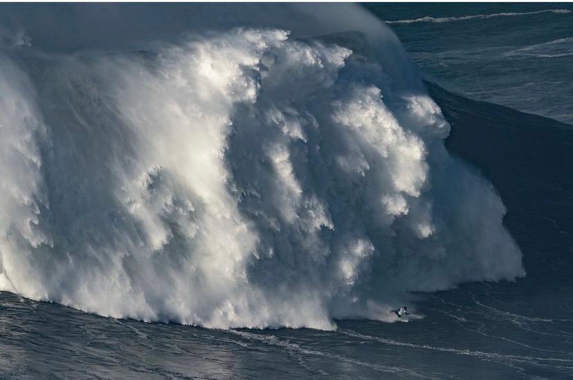 CJ Macias, surfista de ondas gigantes, numa onda em Nazaré