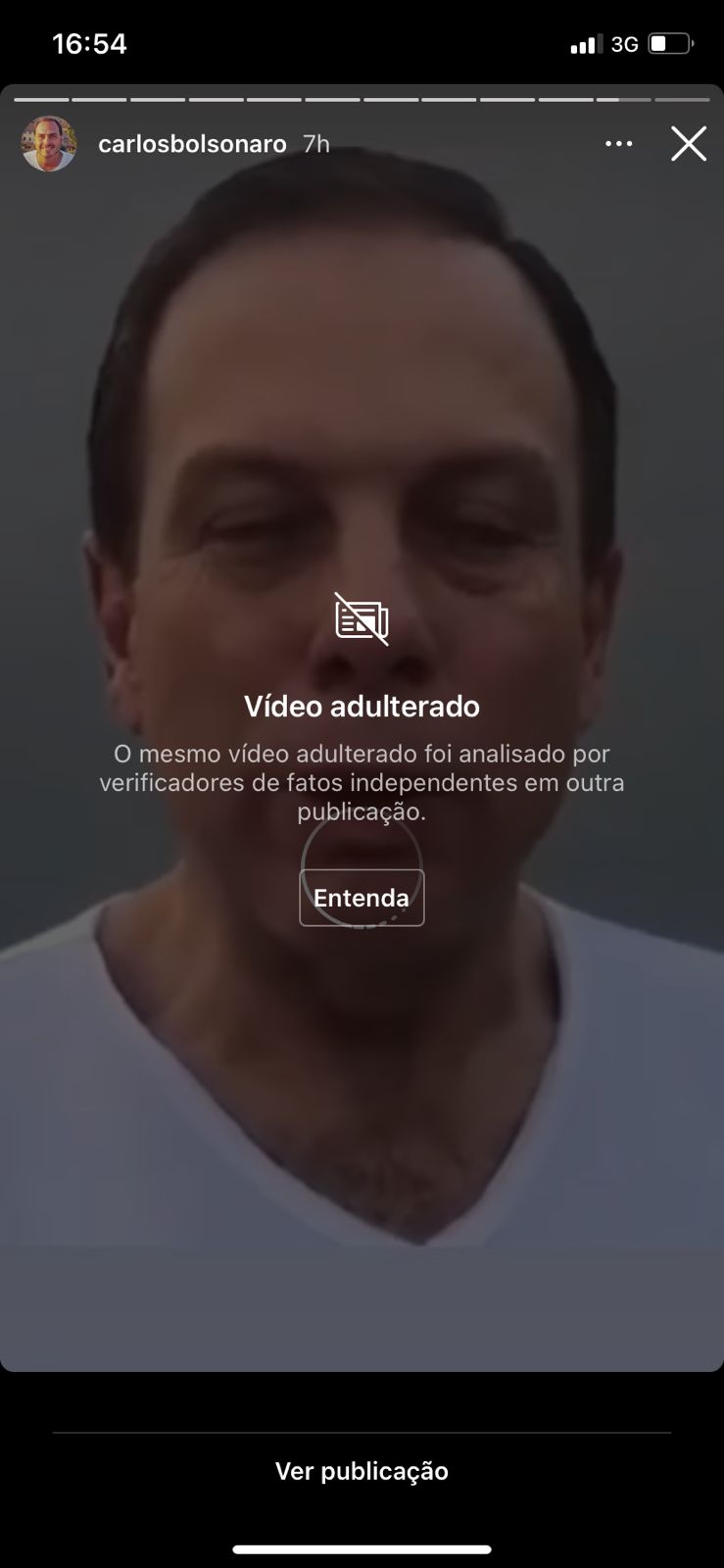 Reprodução do perfil de Instagram de Carlos Bolsonaro. Postagem com críticas a João Doria foi marcada como 'vídeo adulterado'.