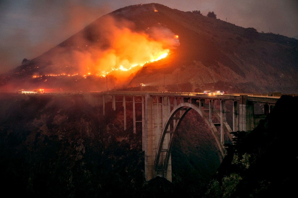 Incêndio atinge a ponte Bixby, em Big Sur, na Califórnia, na manhã de sábado (22). Apenas 5% das chamas foram controladas até agora -
