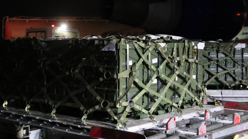 Imagens divulgadas no sábado mostram os pacotes de munição enviados pelos EUA à Ucrânia -