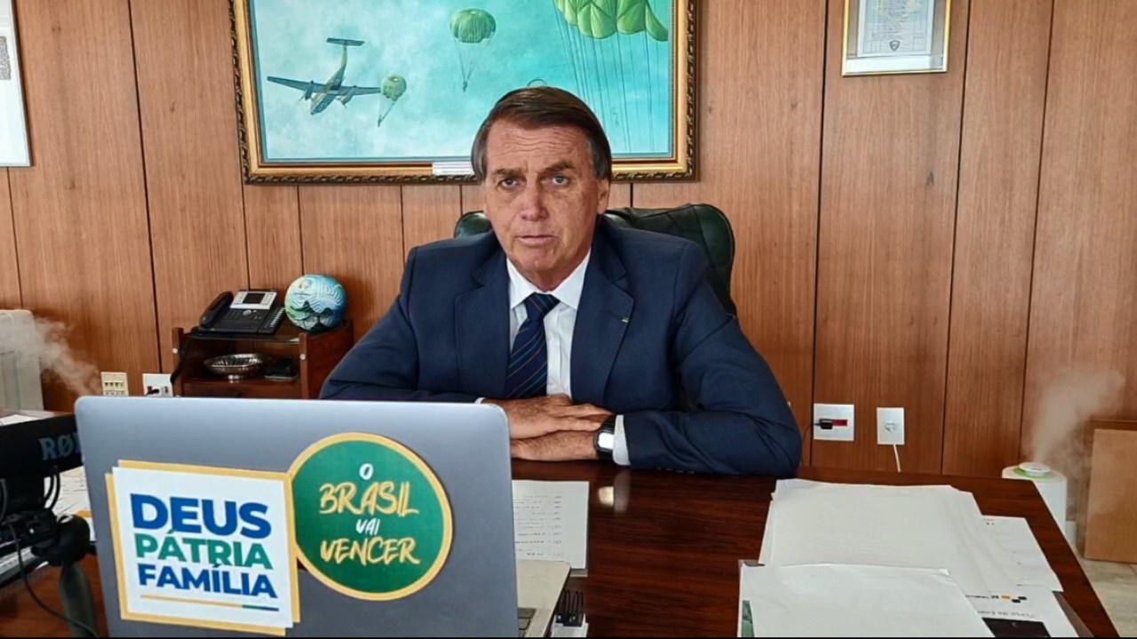 O presidente Jair Bolsonaro concede entrevista a uma rádio de Pernambuco