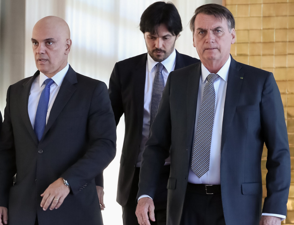 O ministro do STF Alexandre de Moraes e o presidente Jair Bolsonaro; ao fundo, o ministro das Comunicações Fábio Faria