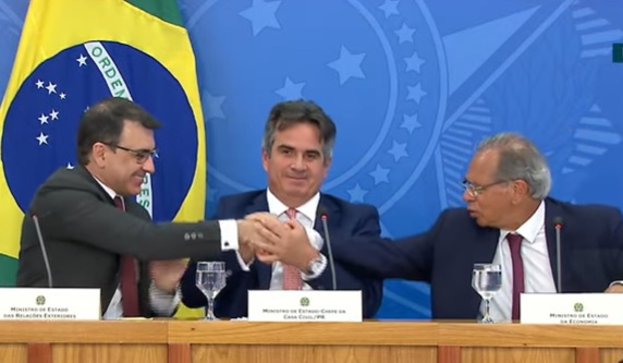 Os ministros Carlos França (Relações Exteriores), Ciro Nogueira (Casa Civil) e Paulo Guedes (Economia) durante anúncio do convite ao Brasil de entrada na OCDE