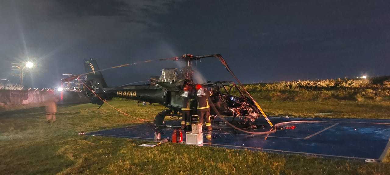Bombeiros controlam o fogo em helicóptero do Ibama incendiado em aeroclube de Manaus, na madrugada desta segunda-feira