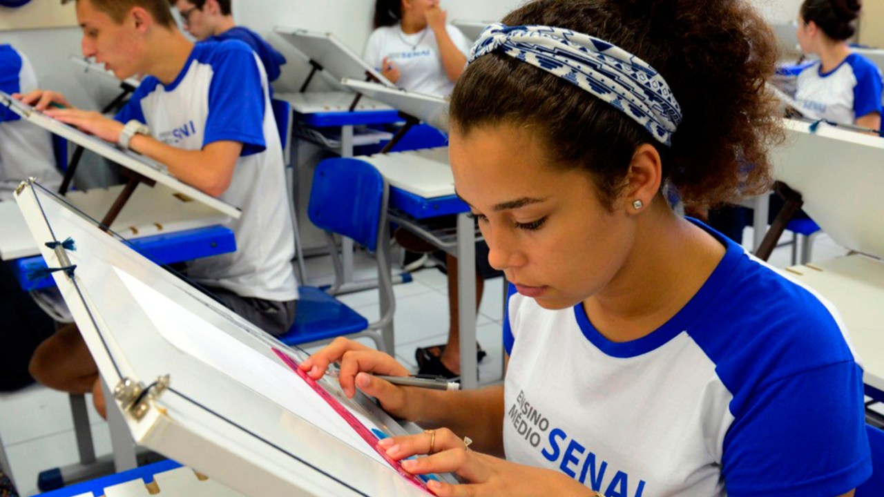 EXPERIÊNCIA PILOTO - Alunos da escola do SENAI: currículo já adaptado ao novo modelo de ensino médio desde 2018 -