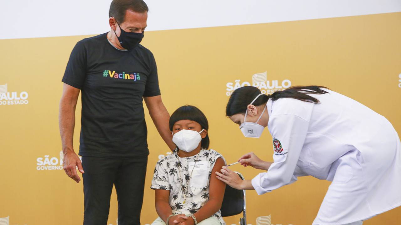 DO LADO CERTO - Doria, com a enfermeira e o xavante Davi, de 8 anos: mérito inquestionável -