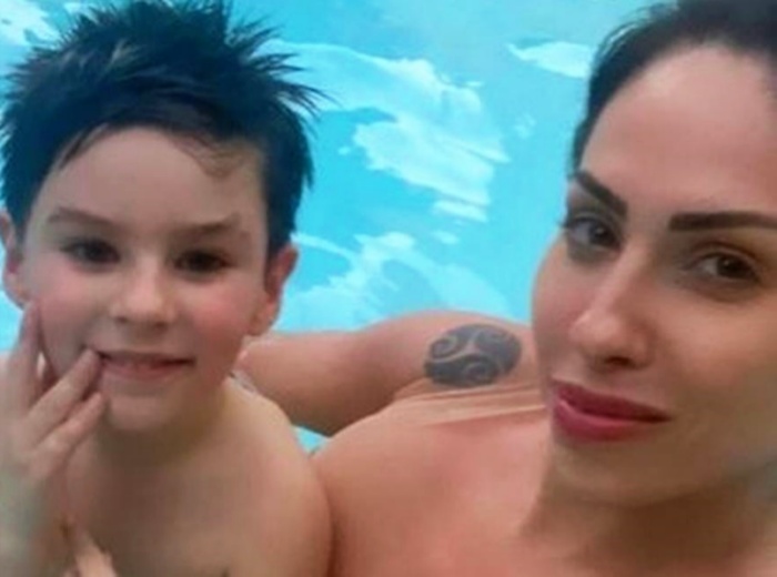 Monique Medeiros e seu filho assassinado em março do ano passado; ela e ex-vereador Jairinho são réus pelo crime