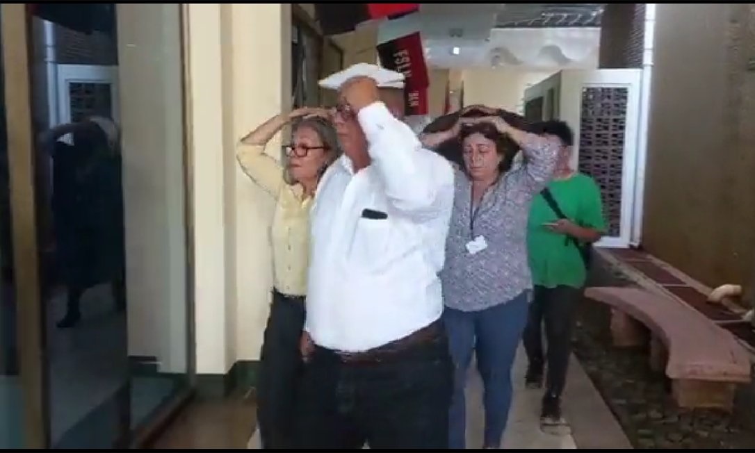 Funcionários da Assembleia Nacional, na capital, Manágua, evacuam prédio após forte tremor