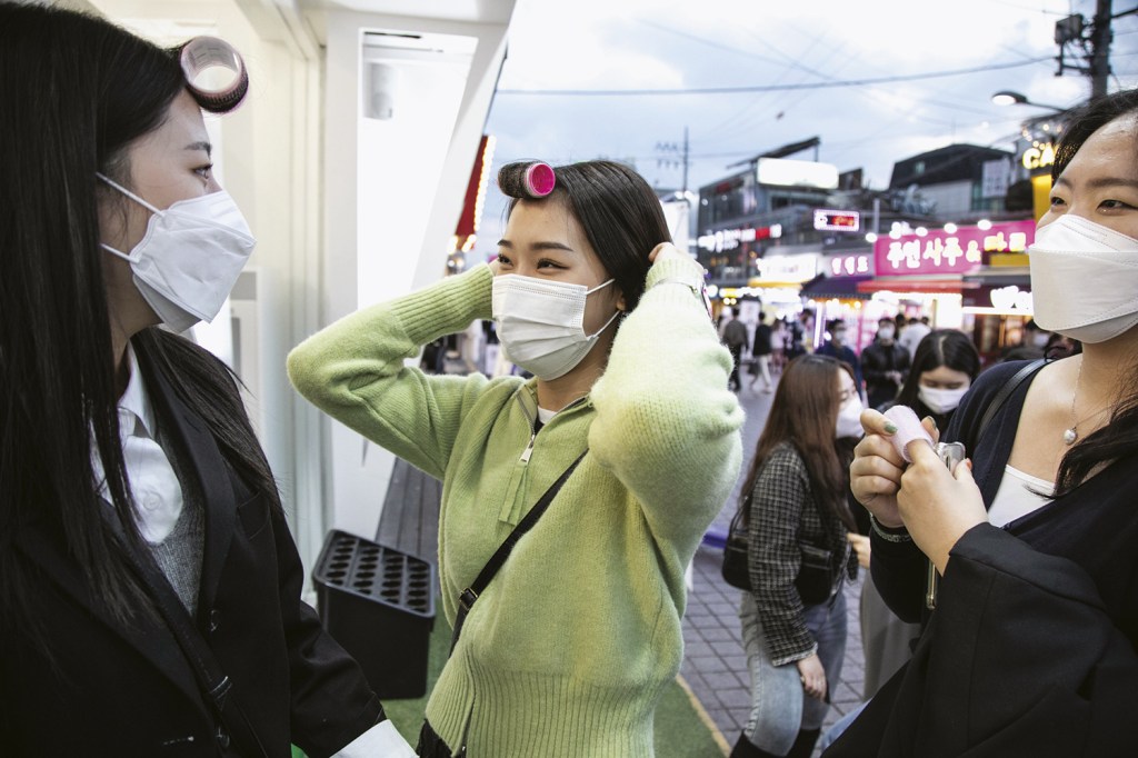 A ERA DOS ROLINHOS - Meninas coreanas ditam moda: nem aí para o que os outros vão pensar -