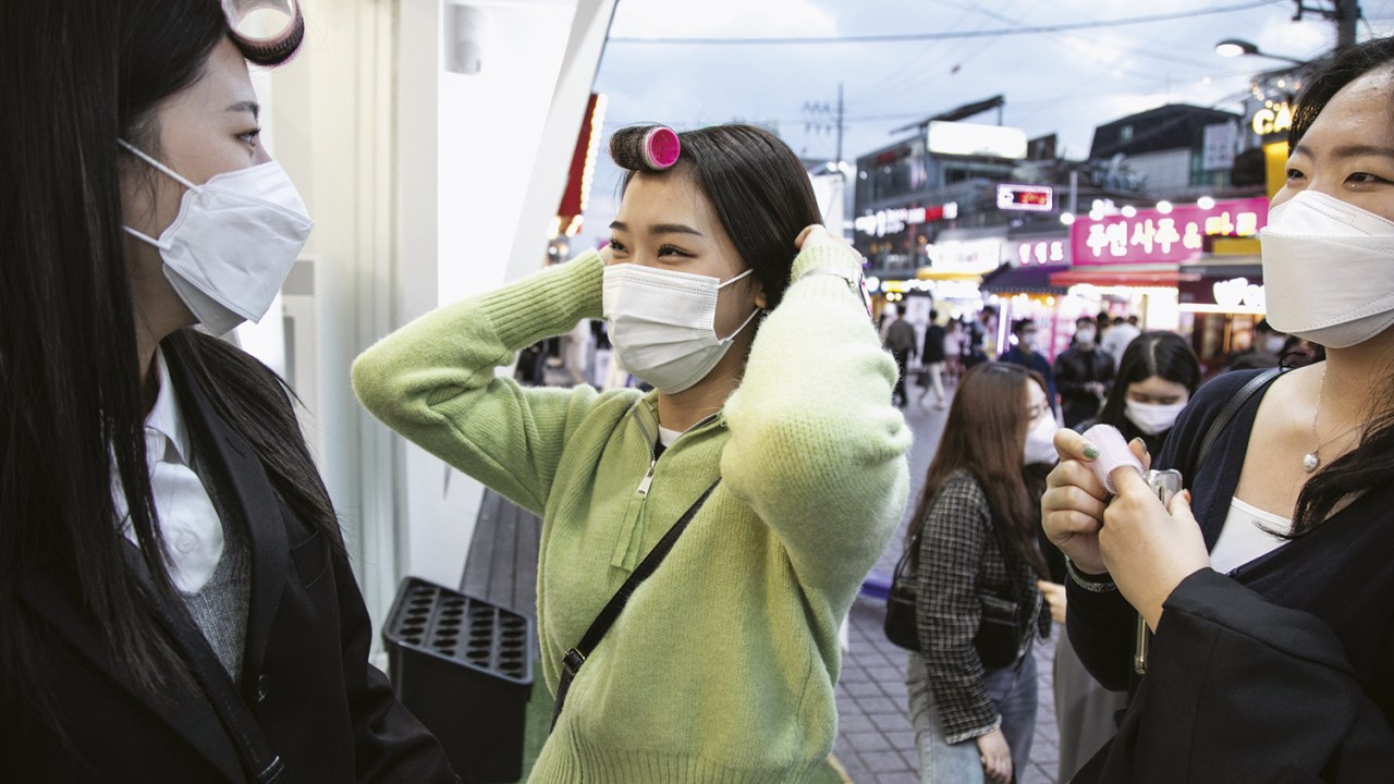 A ERA DOS ROLINHOS - Meninas coreanas ditam moda: nem aí para o que os outros vão pensar -